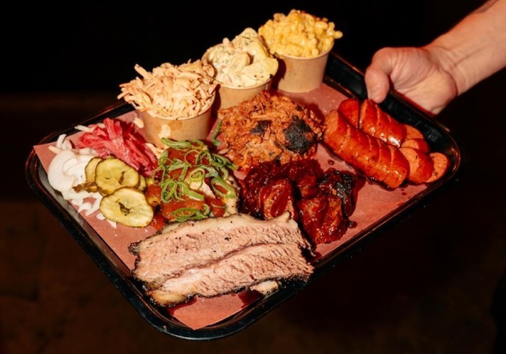 En bricka med amerikansk BBQ från Brisket & Friends
